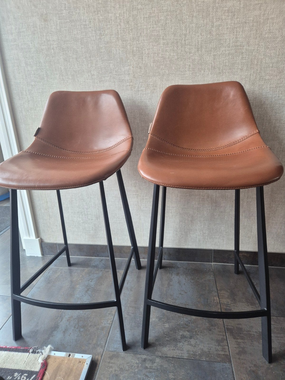 2x Dutchbone Barstoelen - Bruin Leer & Metaal, Ophalen, 60 tot 90 cm, Zo goed als nieuw, Leer