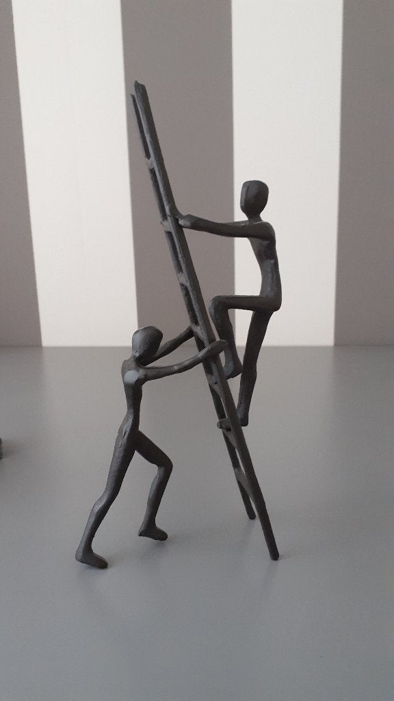 Beeld sculptuur  Samen de klus klaren, Ophalen of Verzenden, Nieuw, Mens