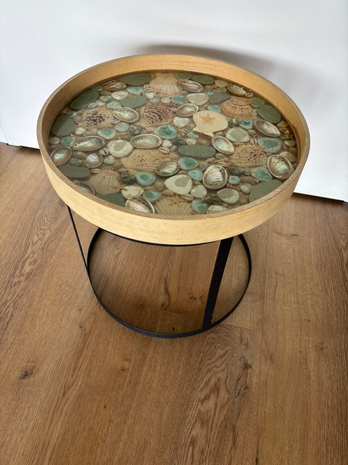 Schelpen  bijzettafel met metalen frame, Ophalen of Verzenden, Zo goed als nieuw, Rond, Minder dan 55 cm