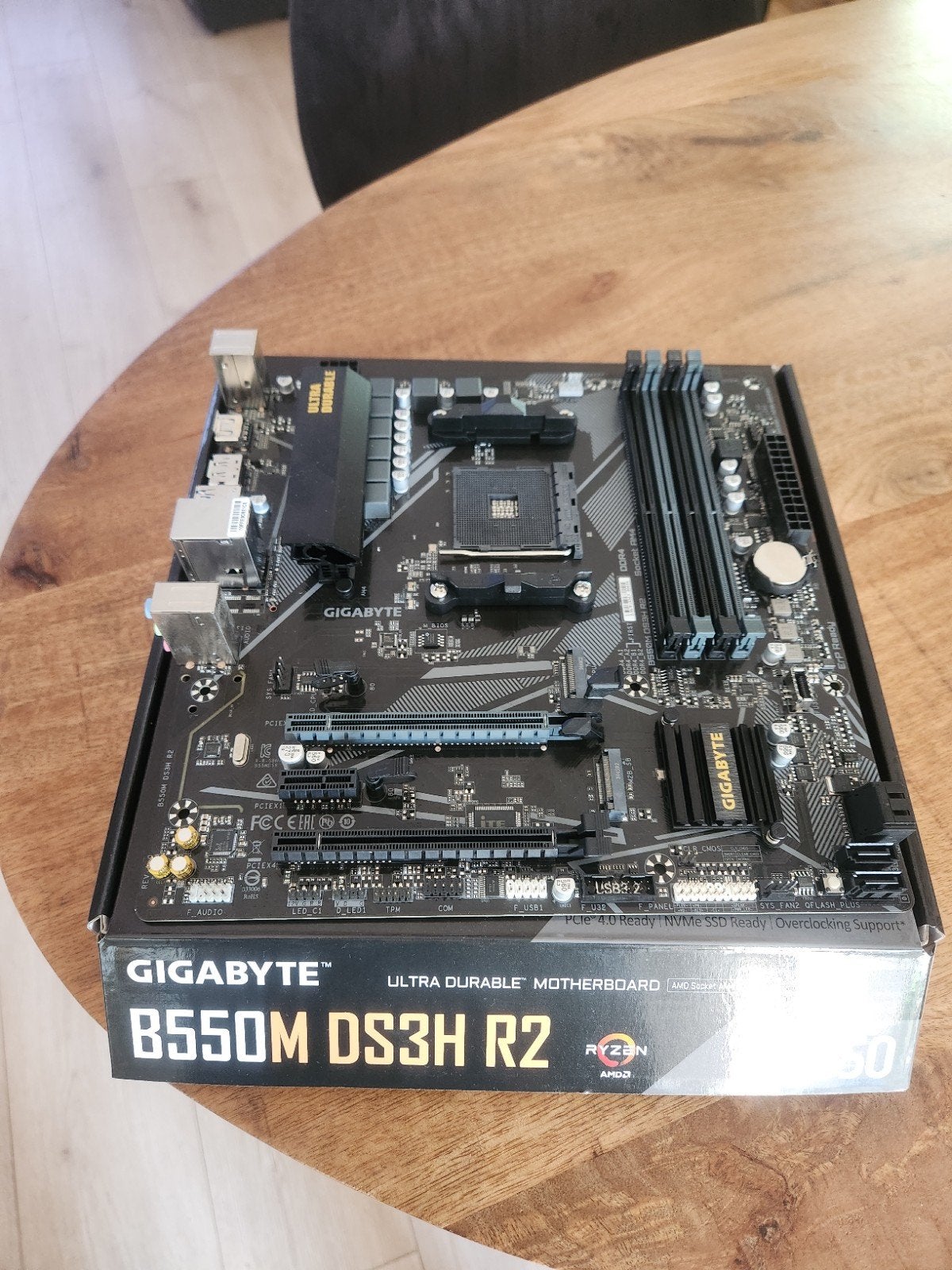GIGABYTE B550M DS3H R2 Moederbord - AMD AM4 Socket, Computers en Software, Moederborden, Micro ATX, DDR4, AM4, Nieuw