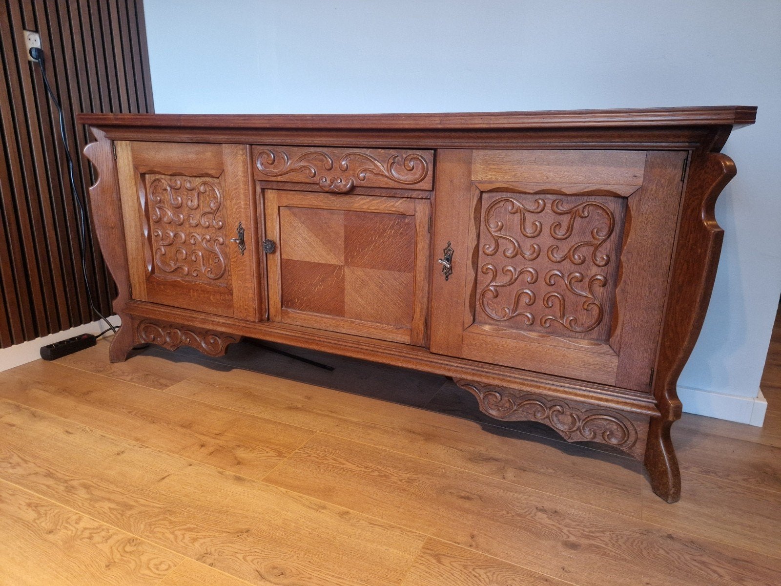 Antieke dressoir met houtsnijwerk, Antiek en Kunst, Ophalen