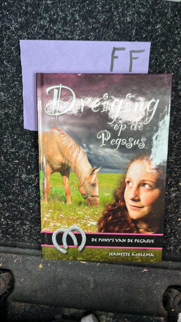 Dreiging op de Pegasus - De Pony's van de Pegasus, Ophalen of Verzenden, Zo goed als nieuw, Fictie