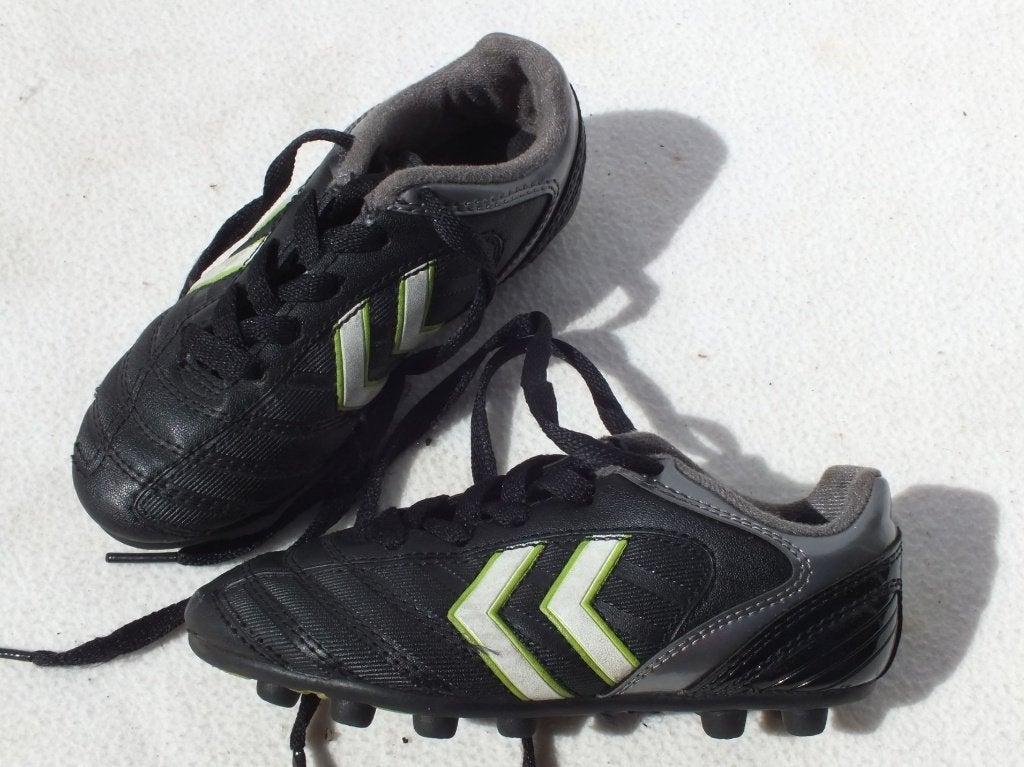 Zwarte voetbalschoenen. Mt 28 Merk Hummel, ., Sportschoenen, Ophalen of Verzenden, Zo goed als nieuw