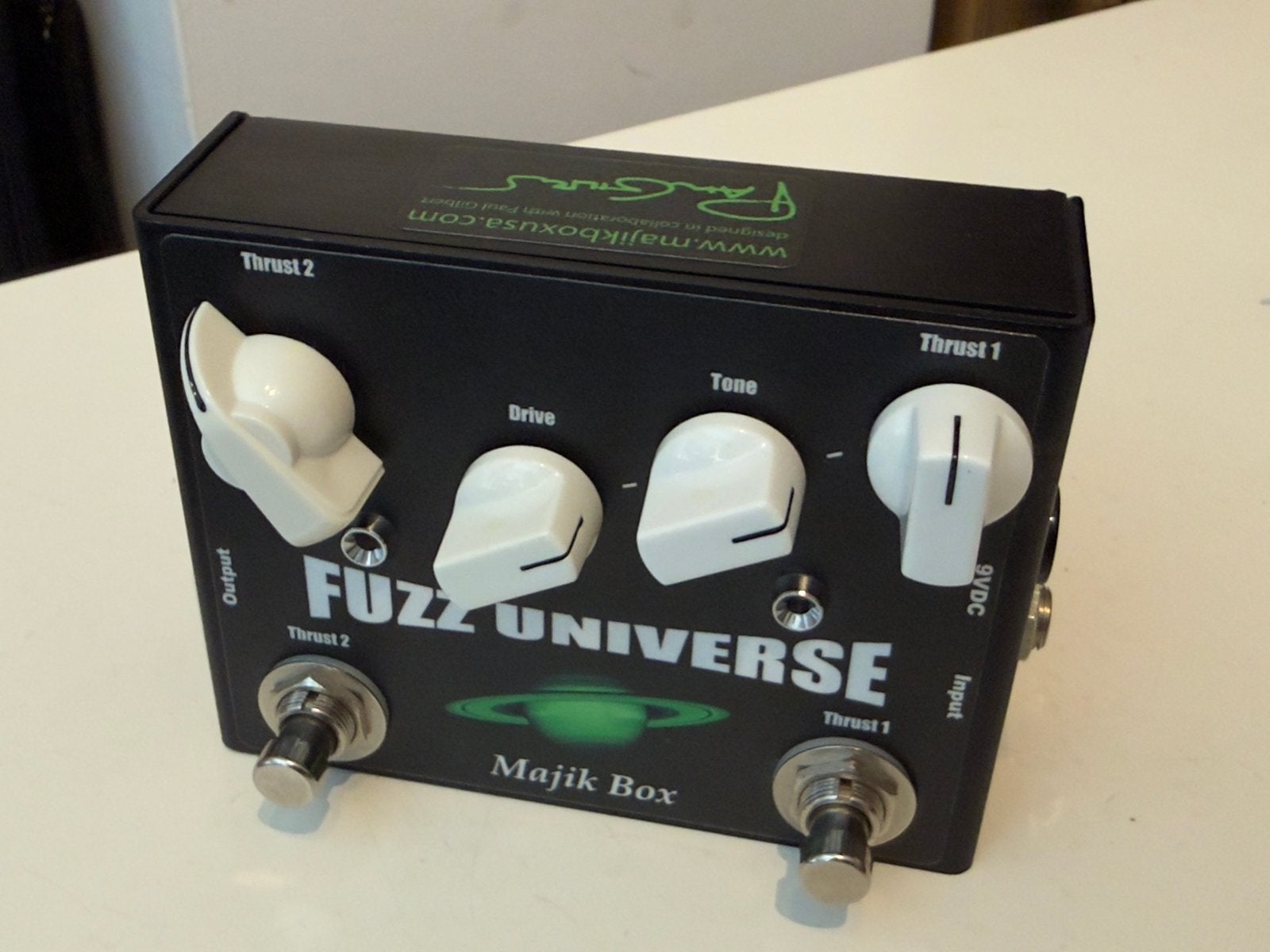 Majik box Fuzz Universe gesigneerd!!, Ophalen, Zo goed als nieuw