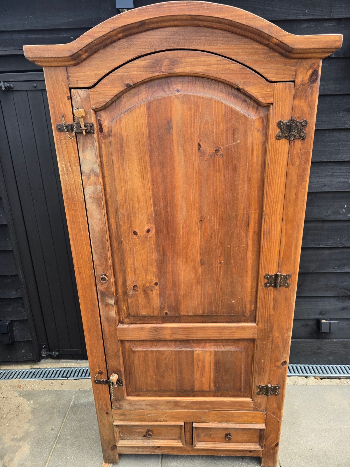 Robuuste houten overkapping kast met middeleeuwse details, Ophalen