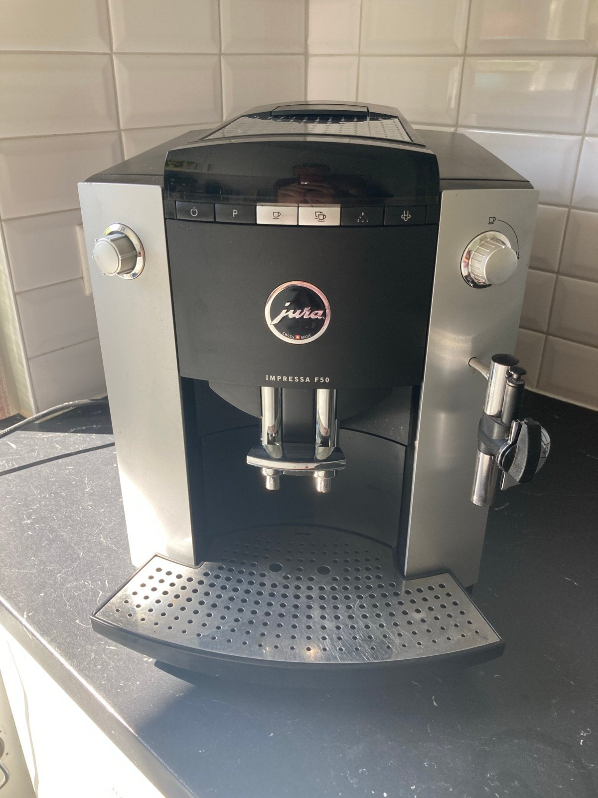 Jura Impressa F50 - Met Gereviseerde zetgroep en molen, Ophalen, Refurbished, Koffiemachine, Koffiebonen