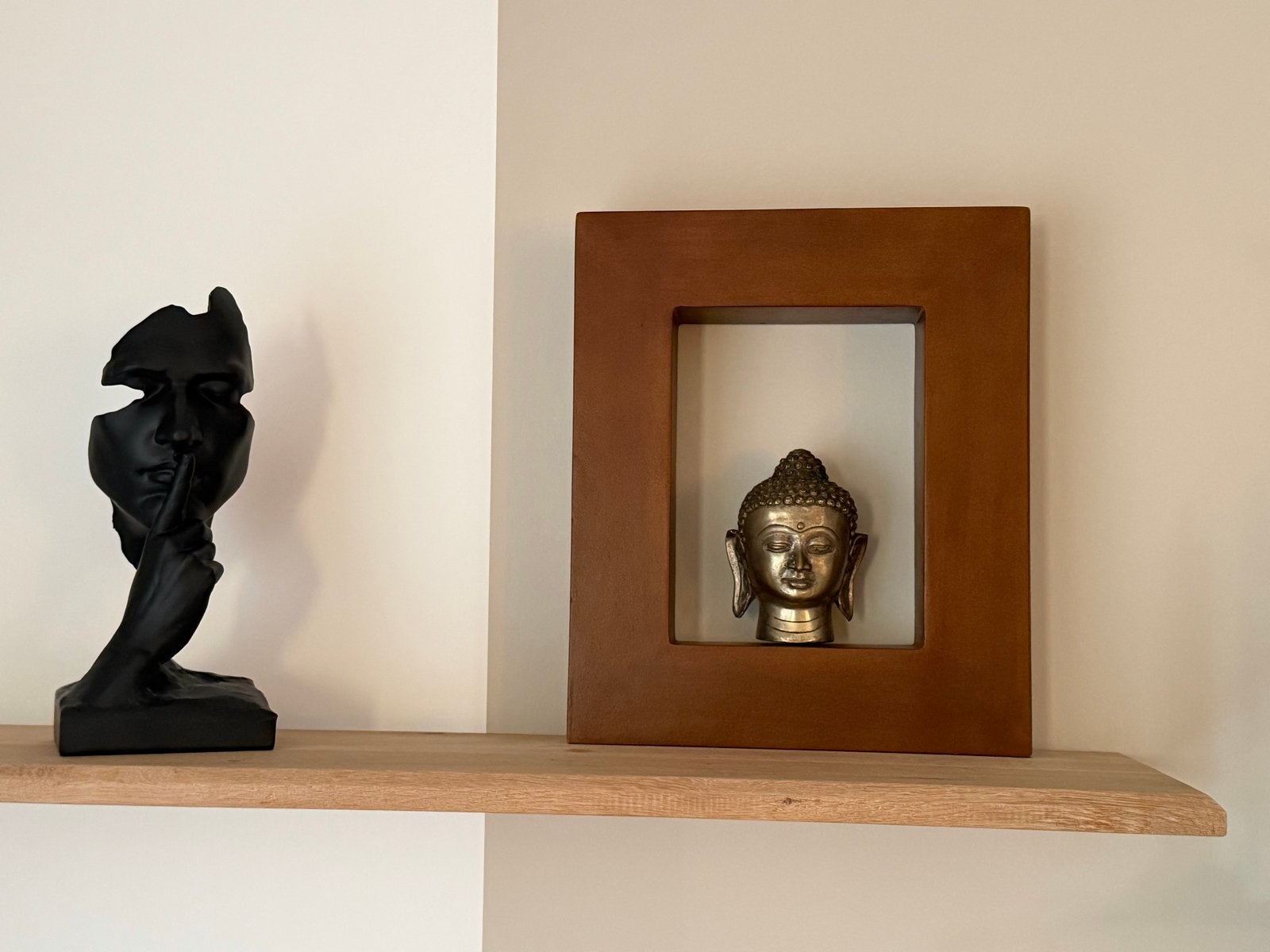 Bronzen Buddha in houten lijst - 31 x 37 cm, Ophalen of Verzenden, Gebruikt, Metaal, Goud