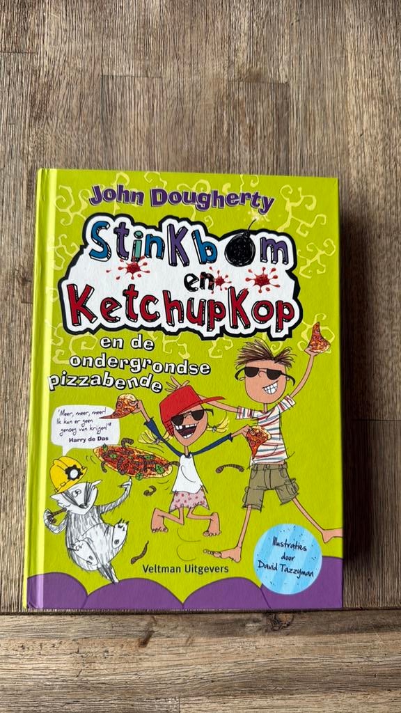 Stinkbom en ketchupkop en de ondergrondse pizzabende, John Dougherty, Fictie algemeen, Ophalen of Verzenden, Zo goed als nieuw