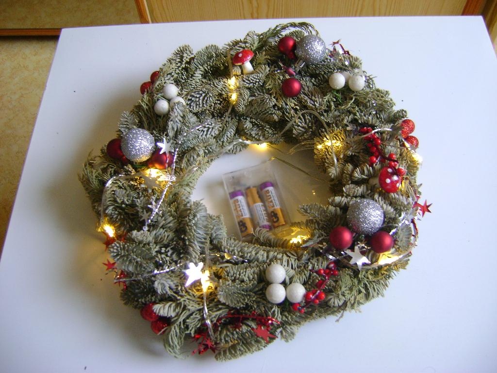 verlichte kerstkrans 30cm rond met balletjes en paddestoelen, Diversen, Kerst, Ophalen of Verzenden, Zo goed als nieuw
