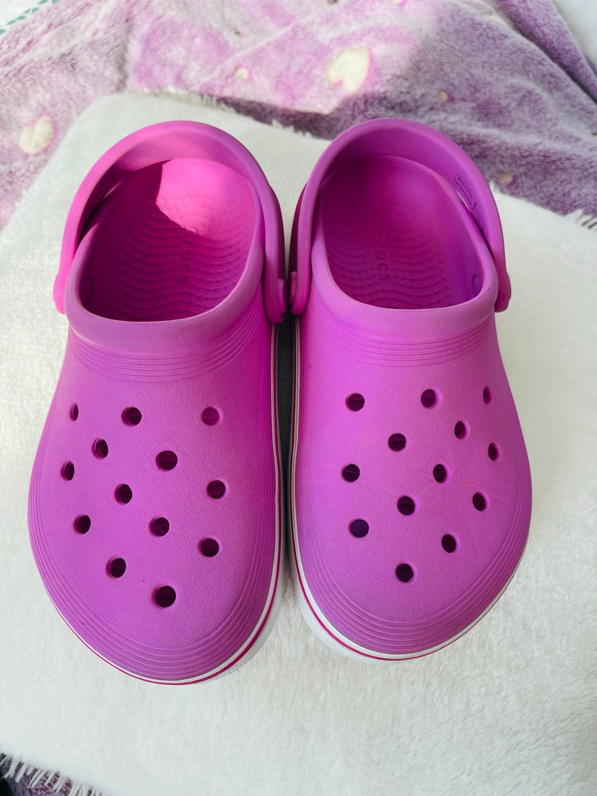 Roze Crocs J1 - Comfortabele Klompen voor Kinderen, Ophalen of Verzenden, Zo goed als nieuw, Meisje