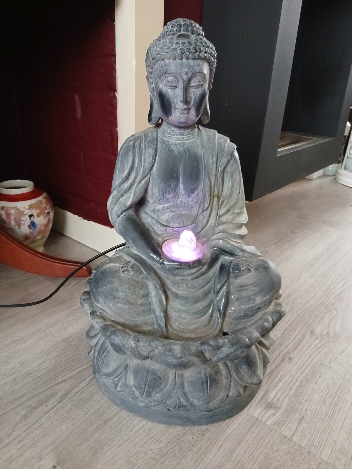 Boeddha beeld met verlichting en waterfontein, Steen/keramiek, Met verlichting, Grijs, Ophalen of Verzenden
