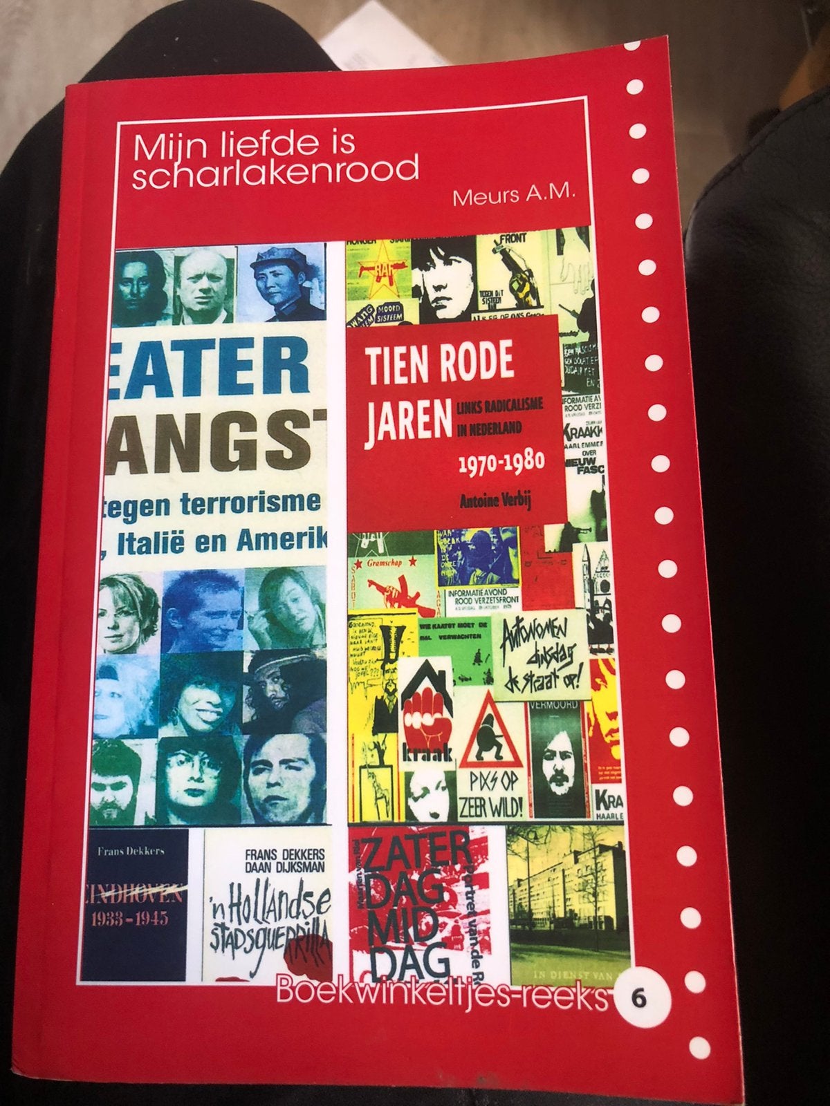 A.M. Meurs - Mijn liefde is scharlakenrood. Is gesigneerd!, Boeken, Ophalen of Verzenden, Zo goed als nieuw, A.M. Meurs