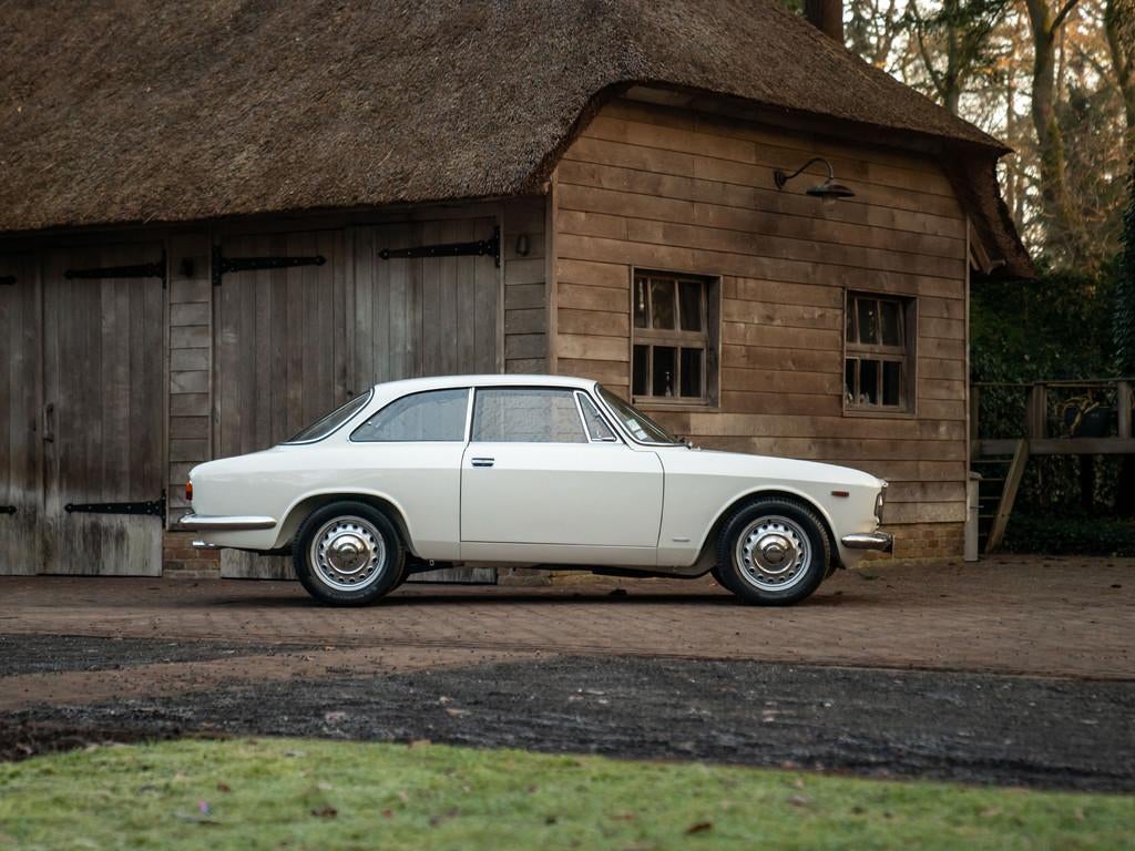 Alfa Romeo GT 1300 Junior | Recently restored | 25-year-owne, Auto's, Achterwielaandrijving, Wit, Handgeschakeld, Grijs
