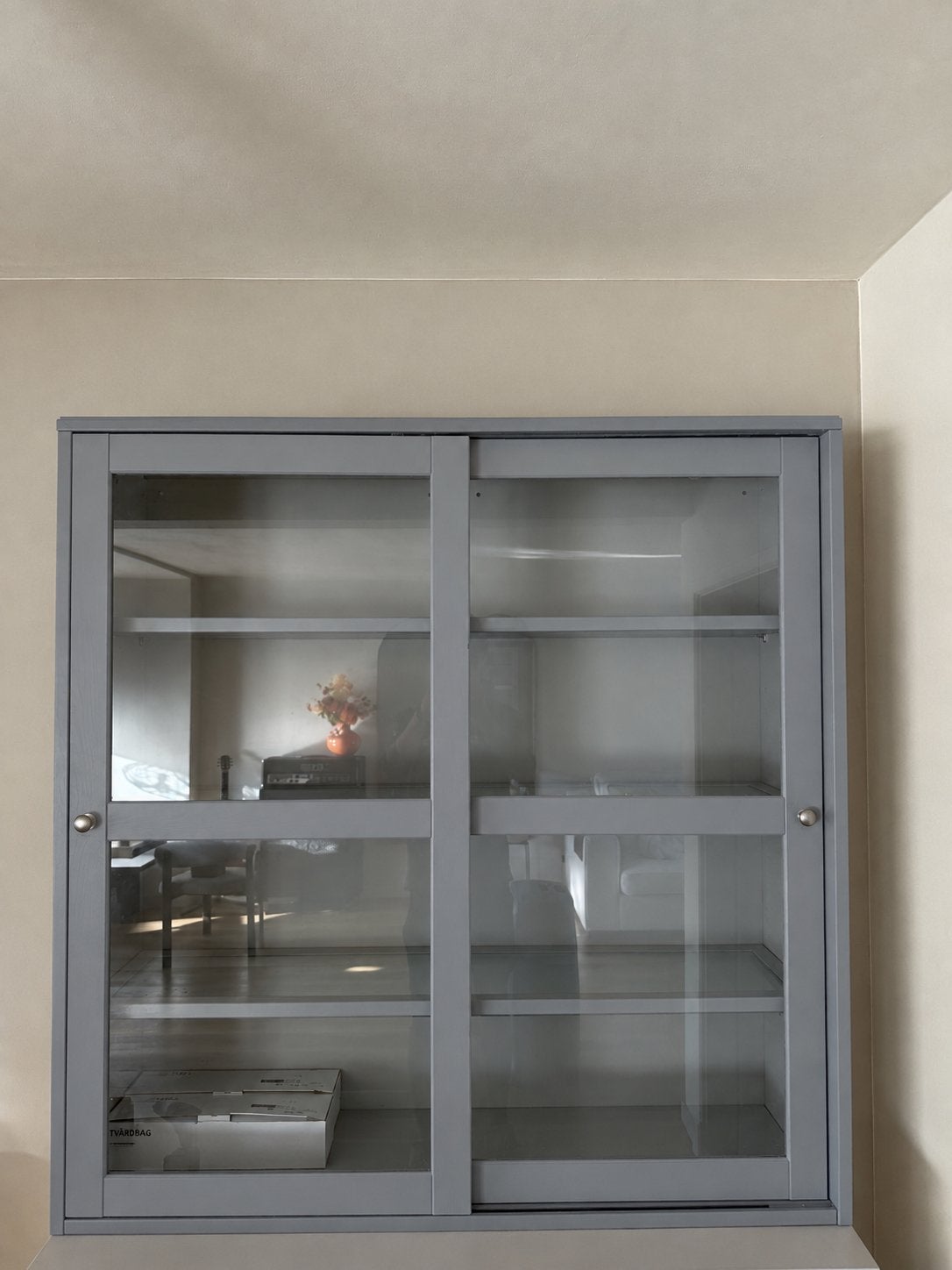 Ikea Havsta vitrinekast grijs met glazen schuifdeuren, Ophalen, Gebruikt, 100 tot 150 cm, 50 tot 100 cm