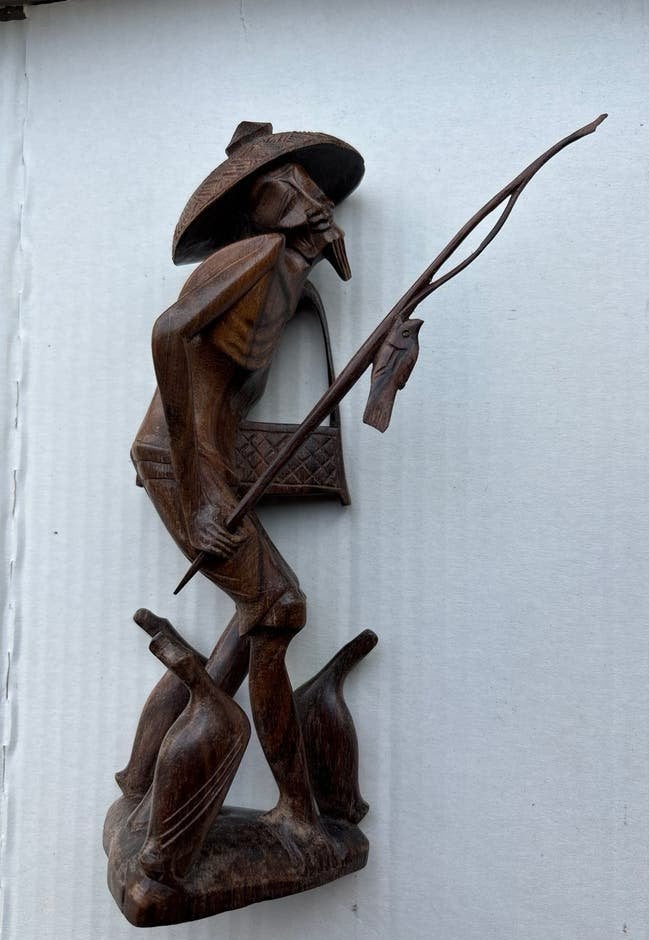 Houten sculptuur visser met aalscholvers, Ophalen of Verzenden, Handgemaakt, 20 - 50 cm, Beeld