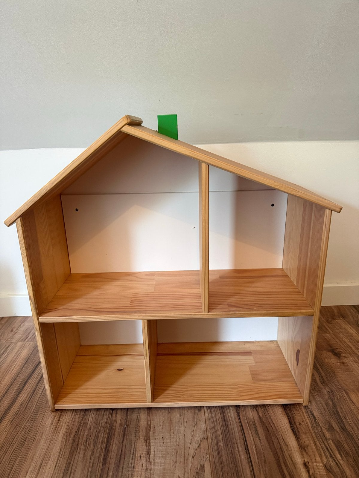 Houten boekenkast/poppenhuis in huisvorm, Ophalen, Met plank(en), 50 tot 100 cm, Zo goed als nieuw