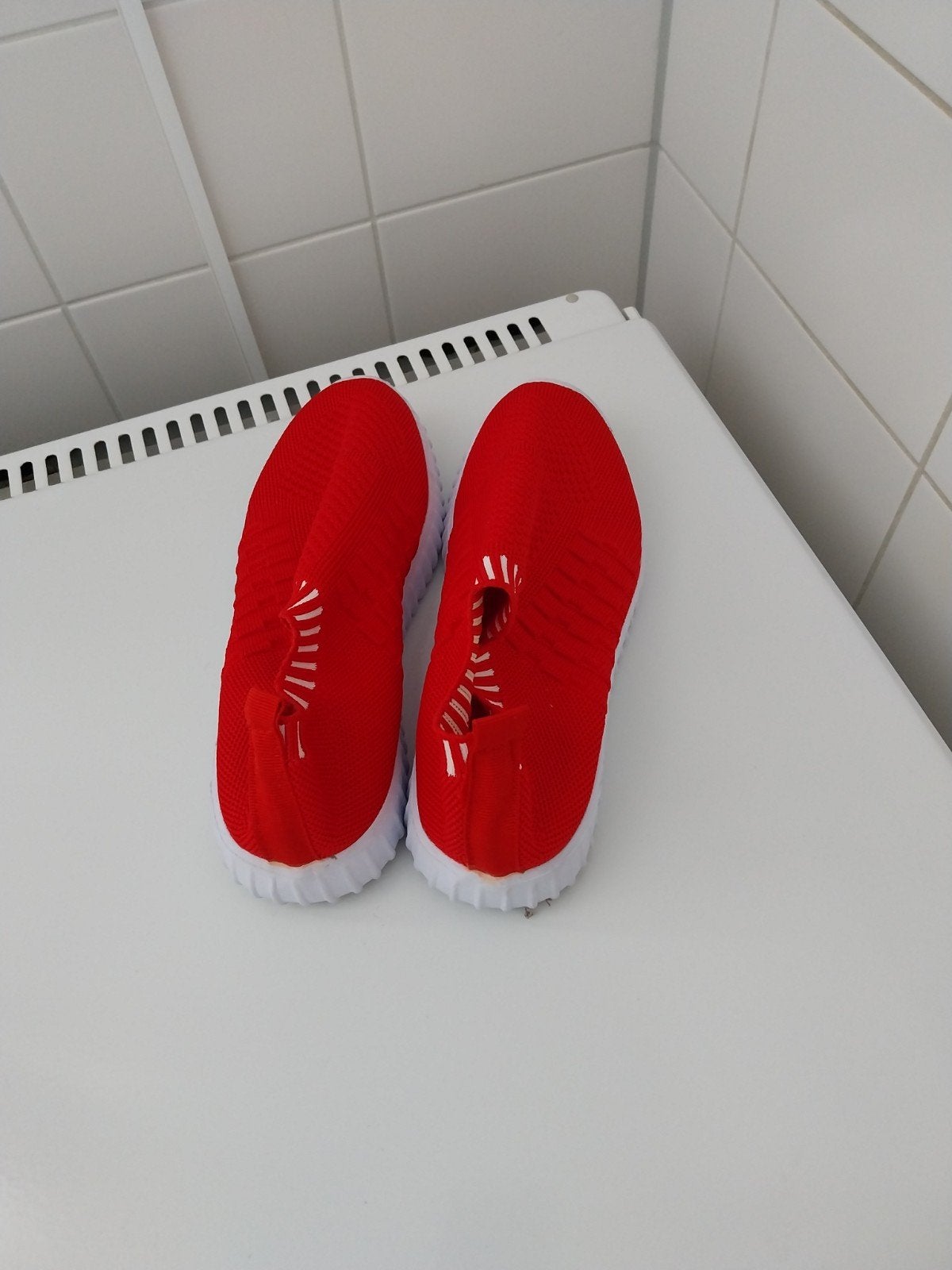 Rode instappers - Comfortabele sneakers, Ophalen, Instappers, Zo goed als nieuw, Rood