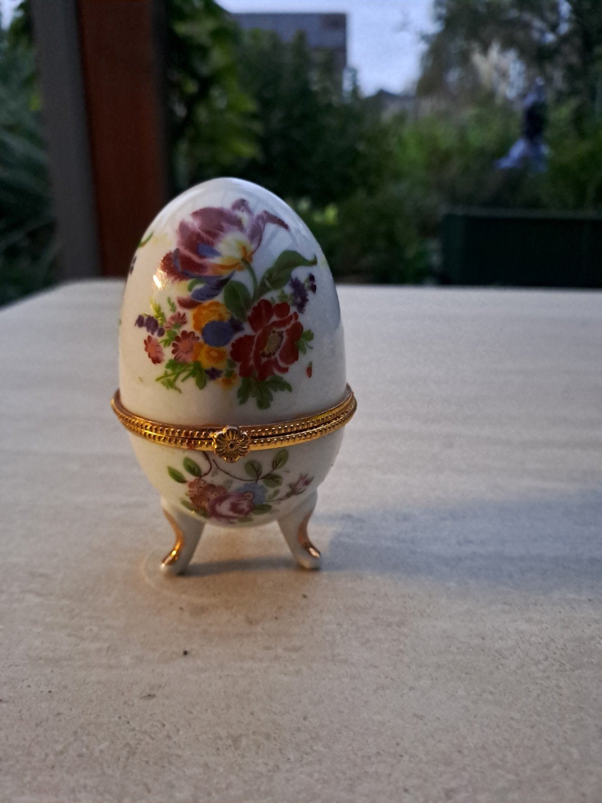 Decoratief Porseleinen Ei met Bloemen en Gouden Rand, Ophalen of Verzenden