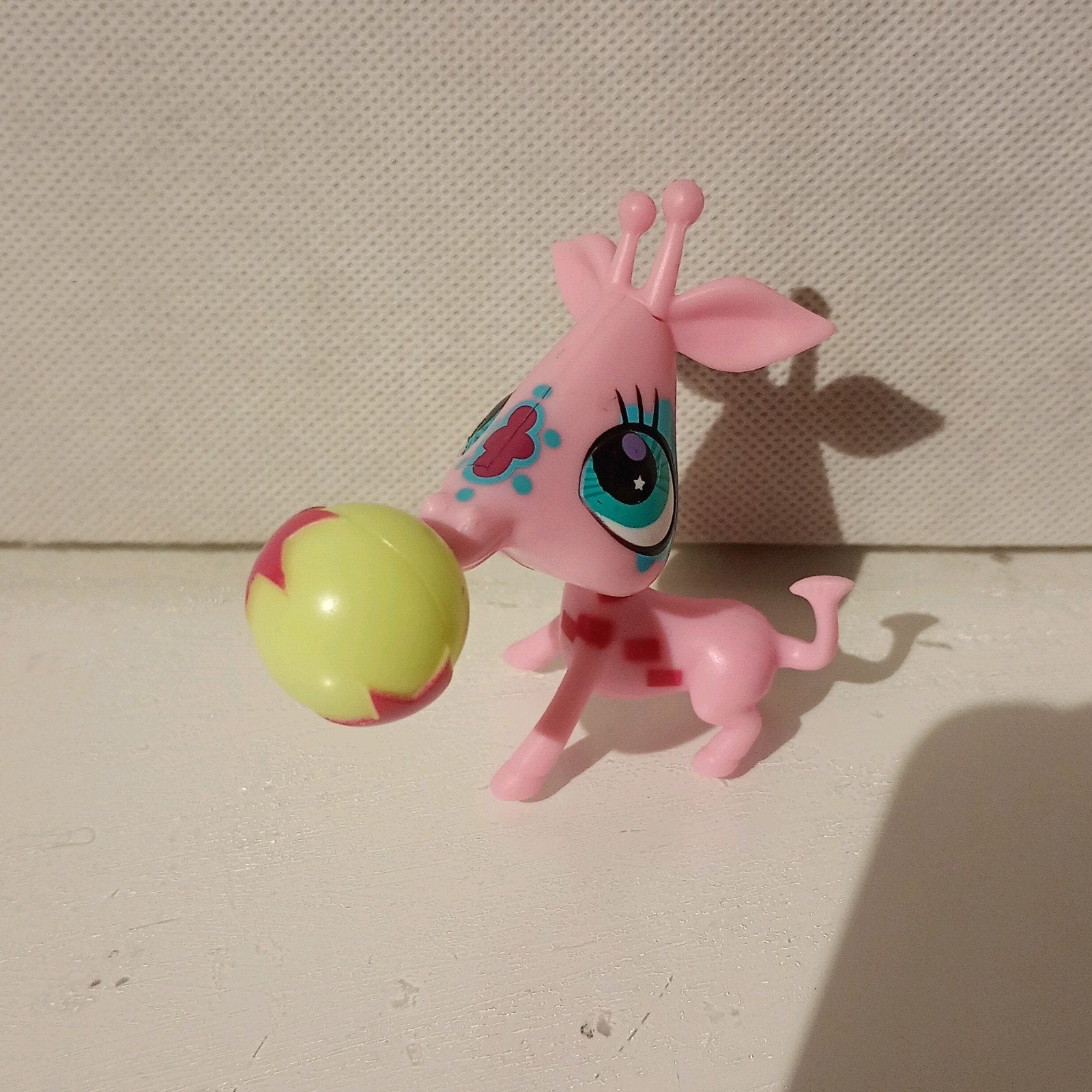Littlest Pet Shop Giraffe met Bal - Roze, Ophalen, Gebruikt, Jongen of Meisje