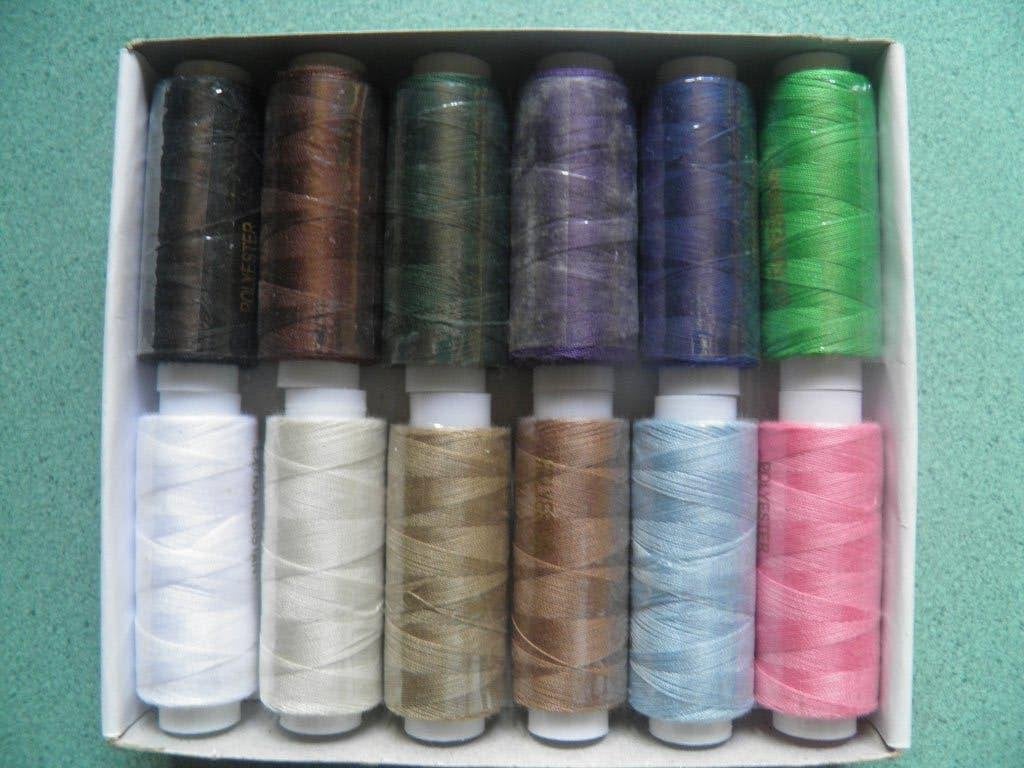12 Klosjes Polyester Naaigaren. Nieuw in doosje., Ophalen of Verzenden, Nieuw, Garen of Naald(en)