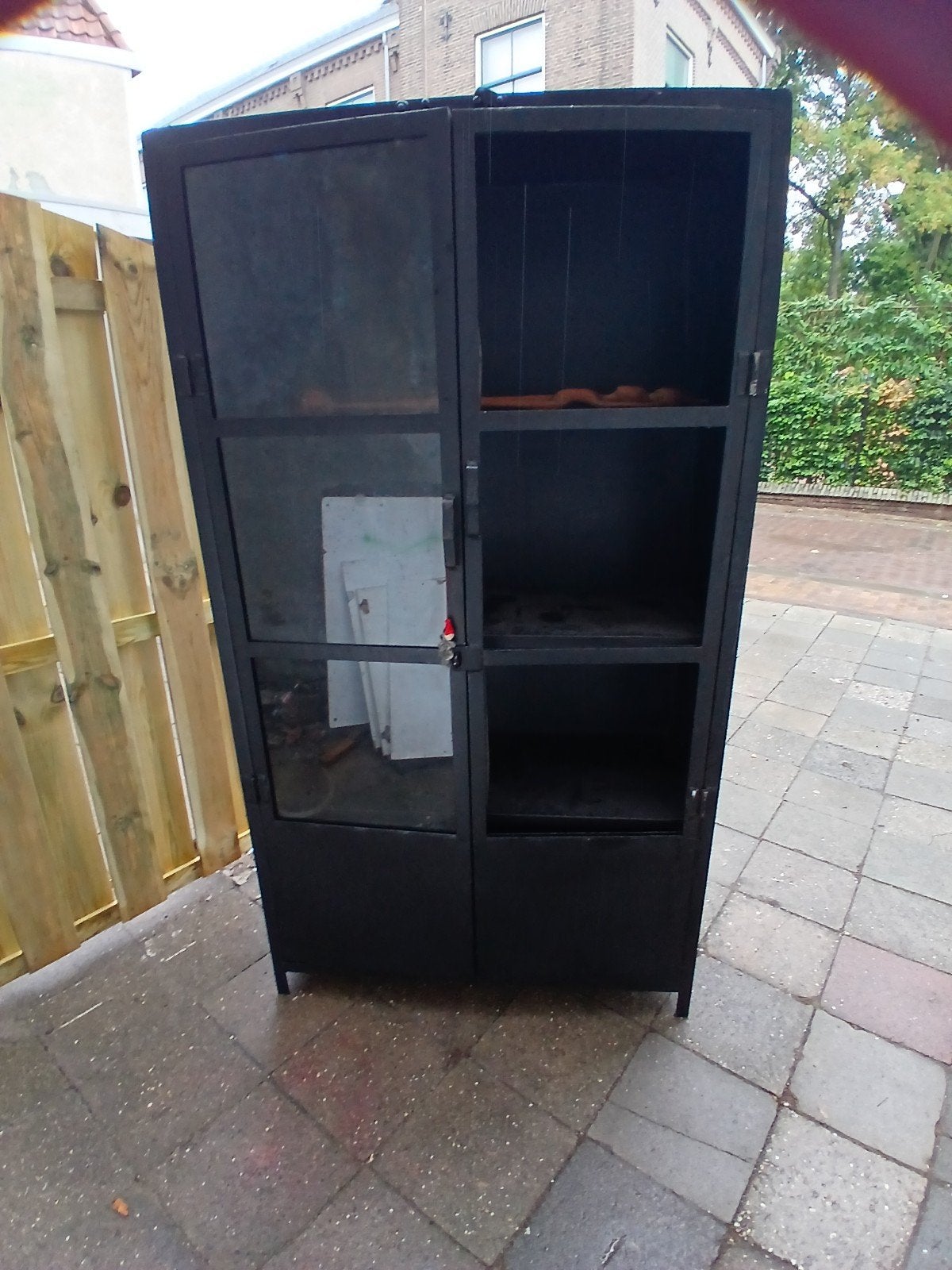 Zwarte metalen kast met glazen deuren en planken, Huis en Inrichting, Kasten | Boekenkasten, Ophalen of Verzenden