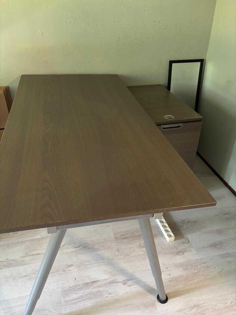 Bureau en kastje zsm ophalen, Ophalen, Zo goed als nieuw, IKEA
