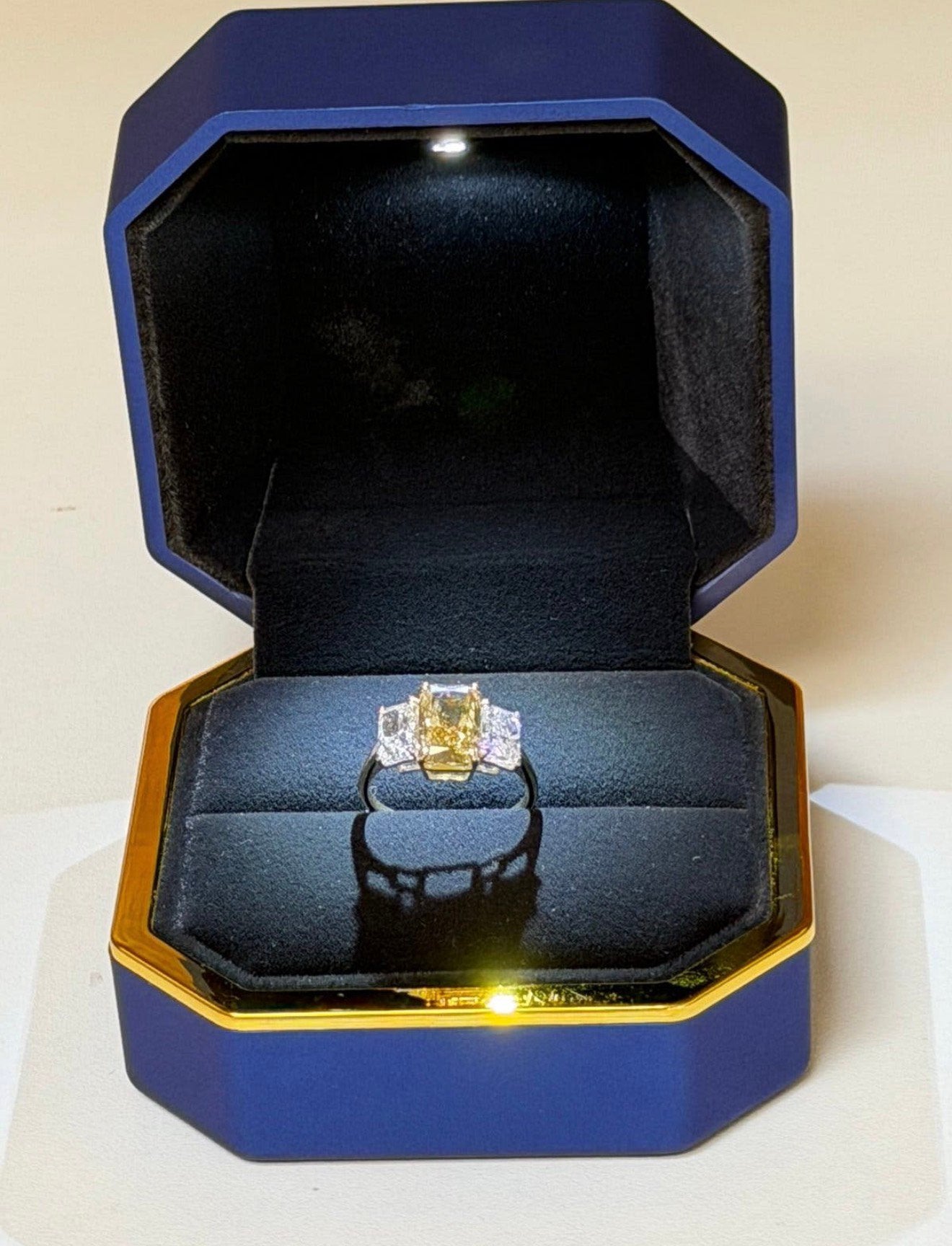 Gouden ring met fancy yellow diamant 5.06ct met certificaat!, Sieraden, Tassen en Uiterlijk, Geel, Nieuw, Ophalen of Verzenden