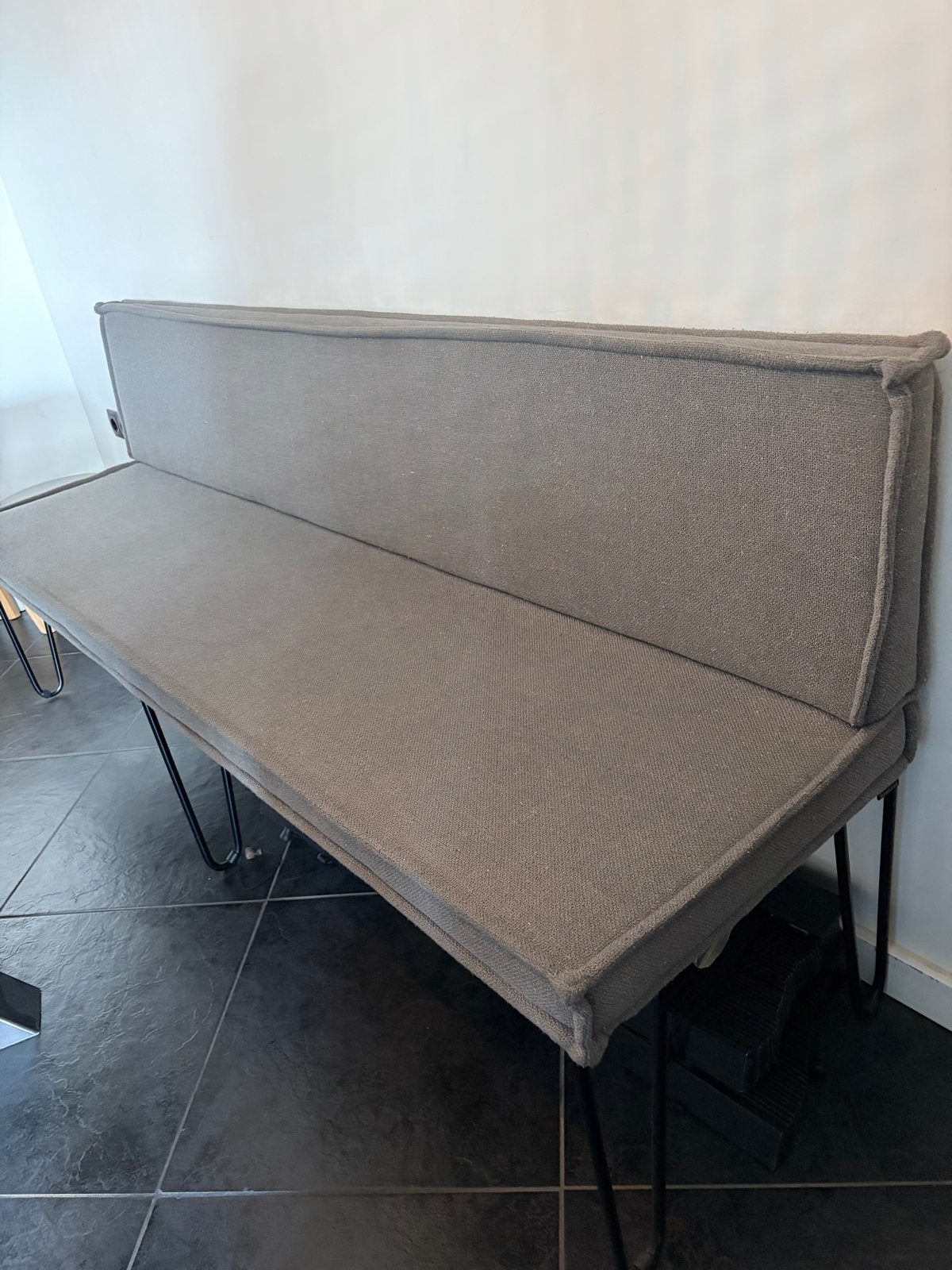 Grijze eetkamerbank 200cm - Zo goed als nieuw, Huis en Inrichting, Ophalen, Minder dan 75 cm, 150 tot 200 cm, Driepersoons
