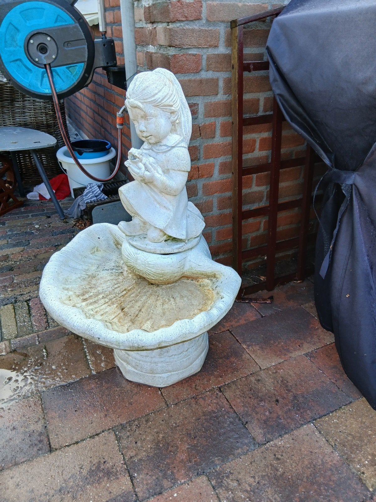 Stenen tuinornament meisje fontein met water +/- 90cm hoog, Tuin en Terras, Waterpartijen en Fonteinen, Ophalen, Gebruikt, Beton