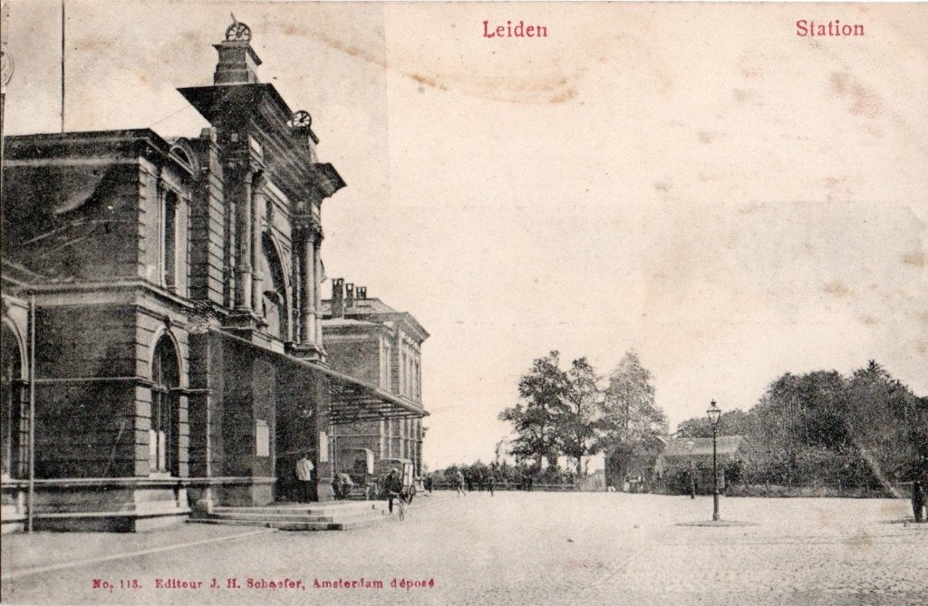 Leiden, Station met Stationsplein. 6501, Verzamelen, Ansichtkaarten | Nederland, Verzenden, Voor 1920, Ongelopen, Zuid-Holland