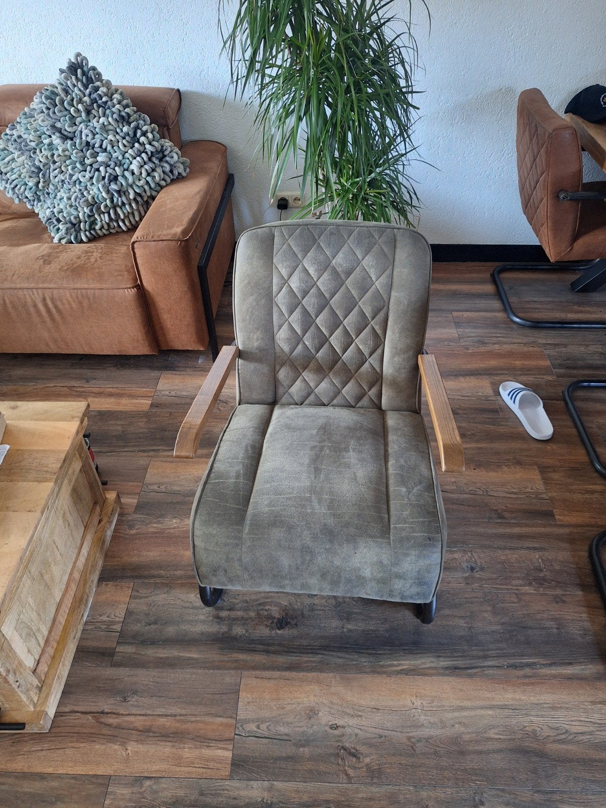 Comfortabele stoel met houten armleuningen, Huis en Inrichting, Stoelen, Ophalen, Gebruikt, Overige kleuren, Stof