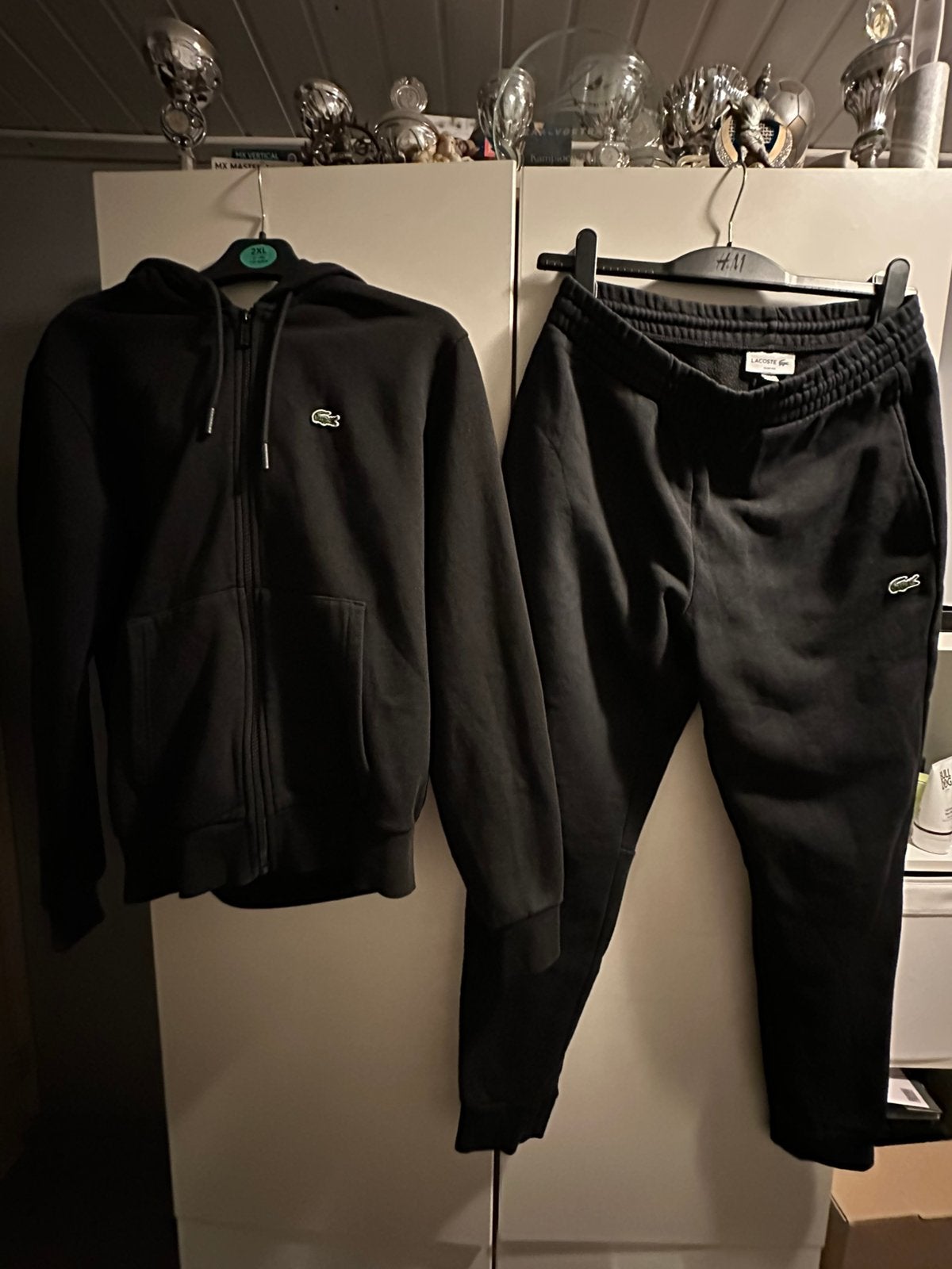 Lacoste Trainingspak: Hoodie en Joggingbroek Zwart, Ophalen of Verzenden, Zo goed als nieuw, Maat 48/50 (M), Zwart