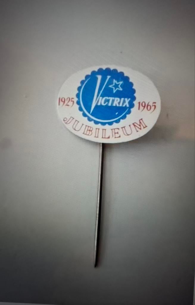 Speldje Vitrix 40 jaar jubileum, Ophalen of Verzenden, Zo goed als nieuw, Merk, Speldje of Pin