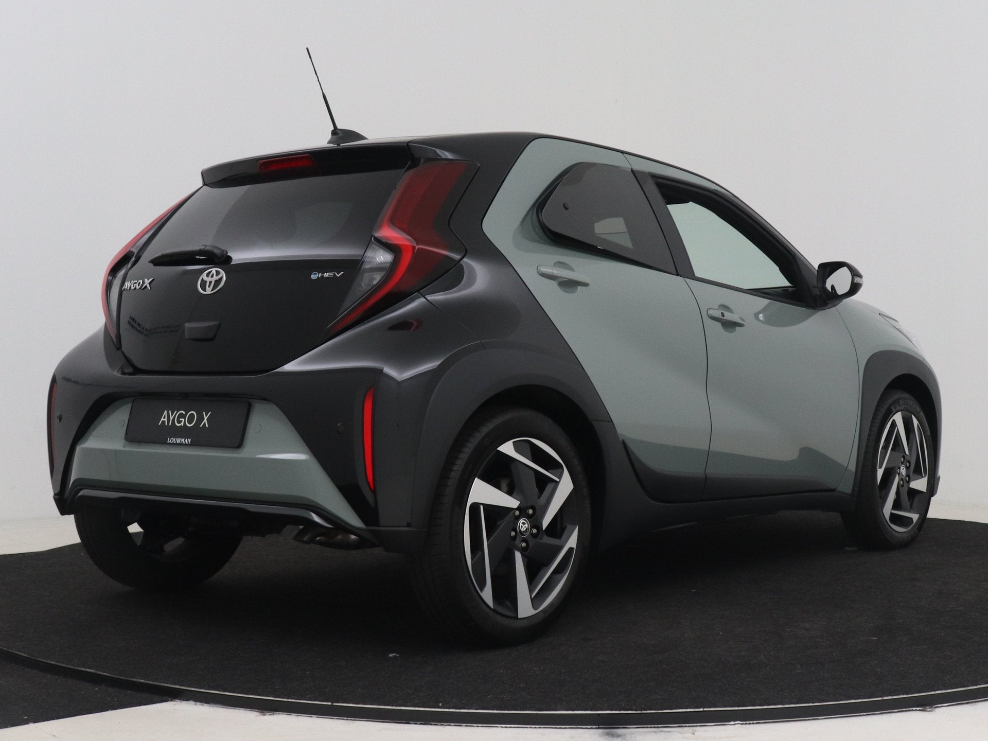 Toyota Aygo X Hybrid 115 envy (bj 2026, automaat), Auto's, 12 maanden, Zwart, 4 stoelen, 116 pk