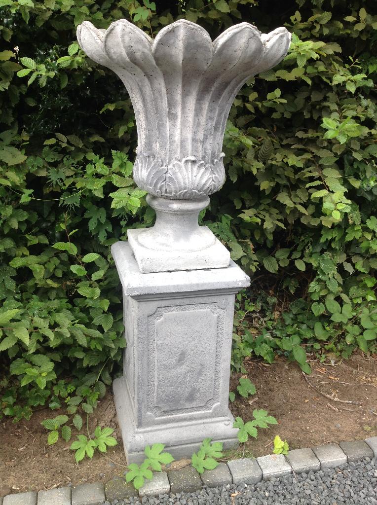 Betonnen pot en hoge sokkel tulp., Ophalen, Rond, Nieuw, Balkon
