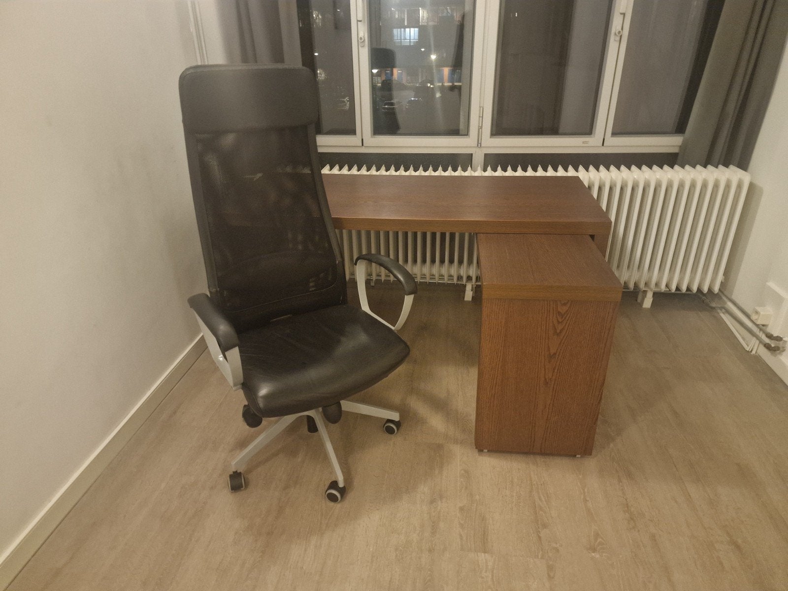 IKEA Bureau met uitschuifbaar L-gedeelte en Bureaustoel, Huis en Inrichting, Bureaus, Ophalen, Opbergruimte, Hout, Hoekbureau