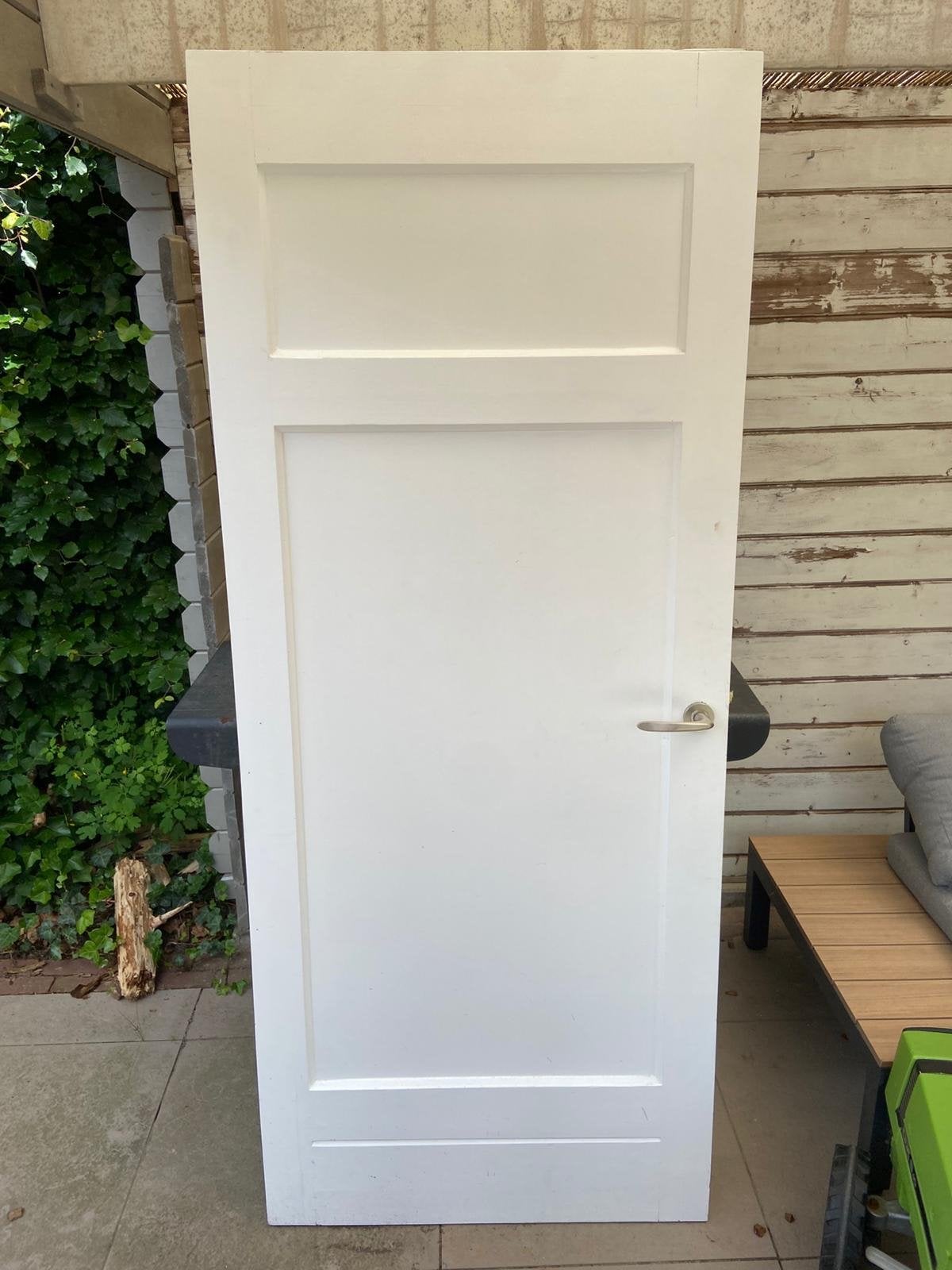 Twee witten binnendeur met paneeldetails en klink, Doe-het-zelf en Verbouw, Deuren en Horren, Ophalen, 80 tot 100 cm, Binnendeur