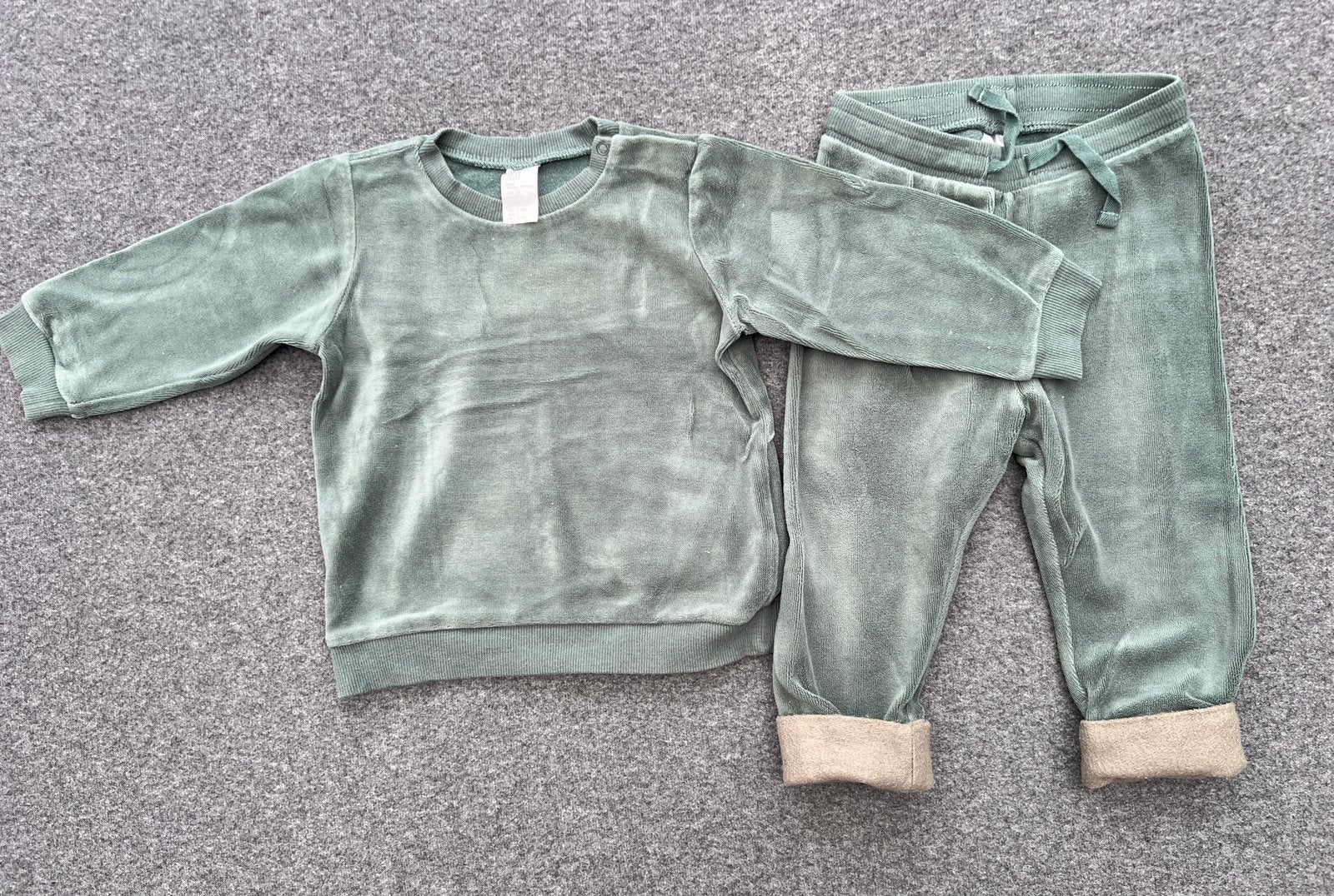H&M 2-delige velours set maat 80 voor jongen – kaki groen, Kinderen en Baby's, Babykleding | Maat 80, Ophalen of Verzenden, Jongetje