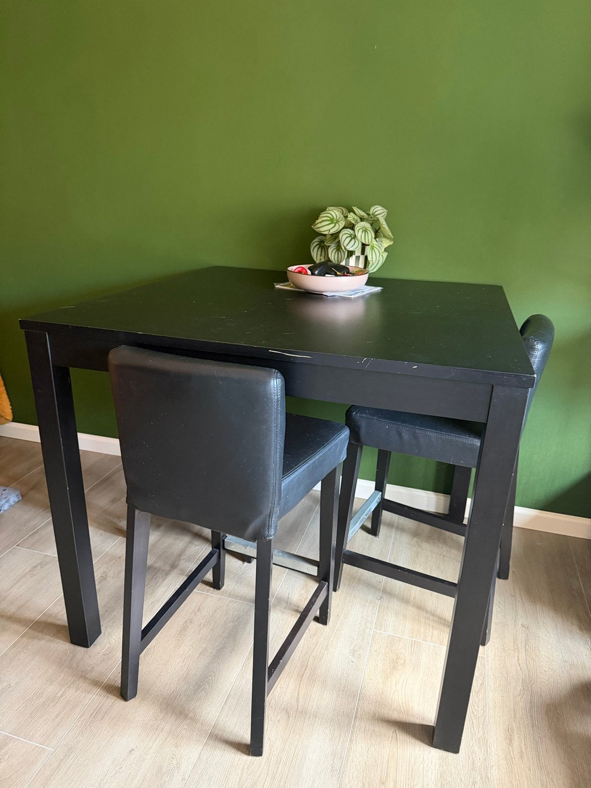 Gratis Zwarte bartafel met meerdere krukken, Ophalen, Gebruikt, 100 tot 150 cm, Vierkant