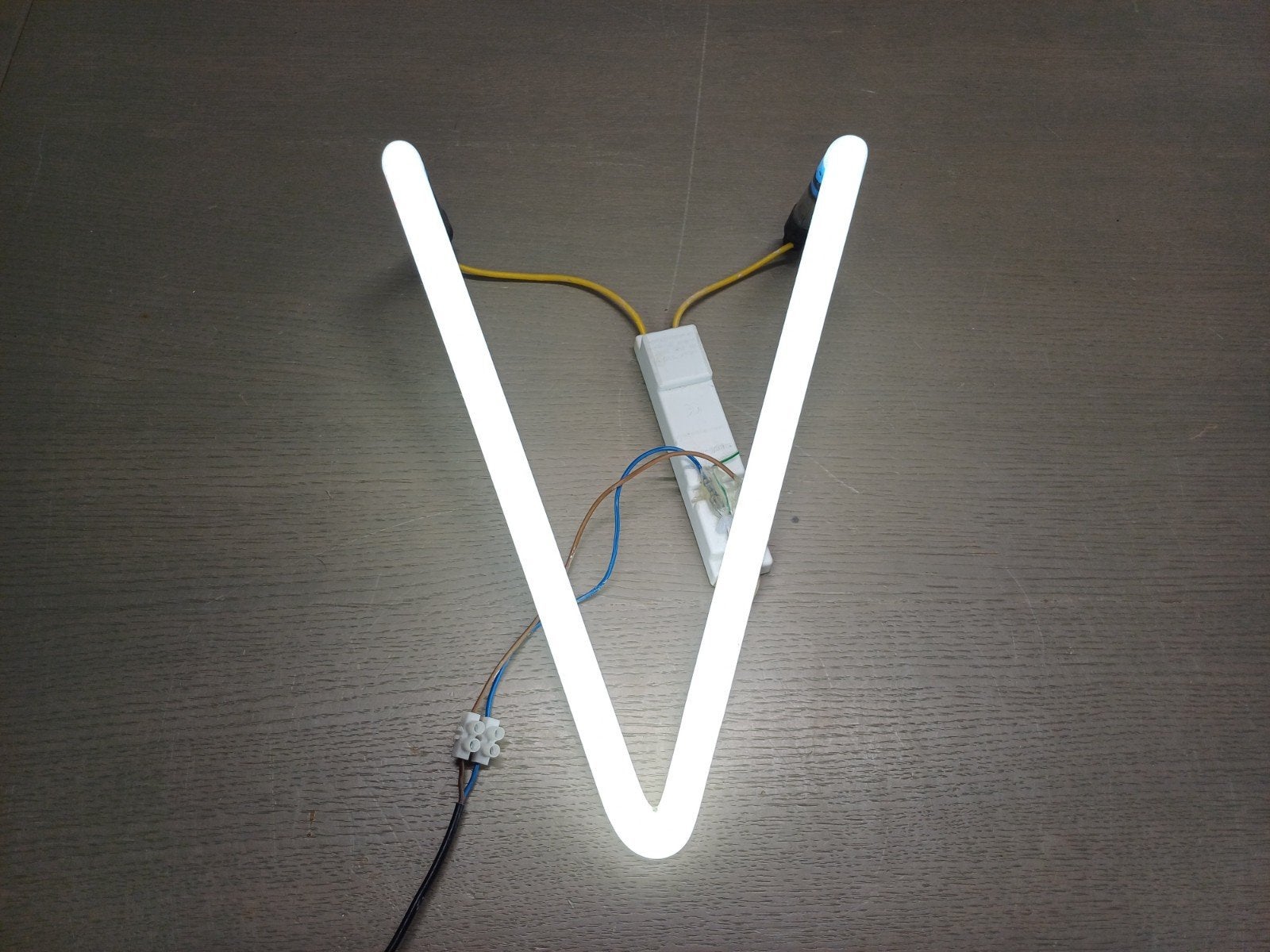 Neon Lamp Neonbuis Verlichting V, Ophalen, Zo goed als nieuw, Glas, Geschikt voor buiten