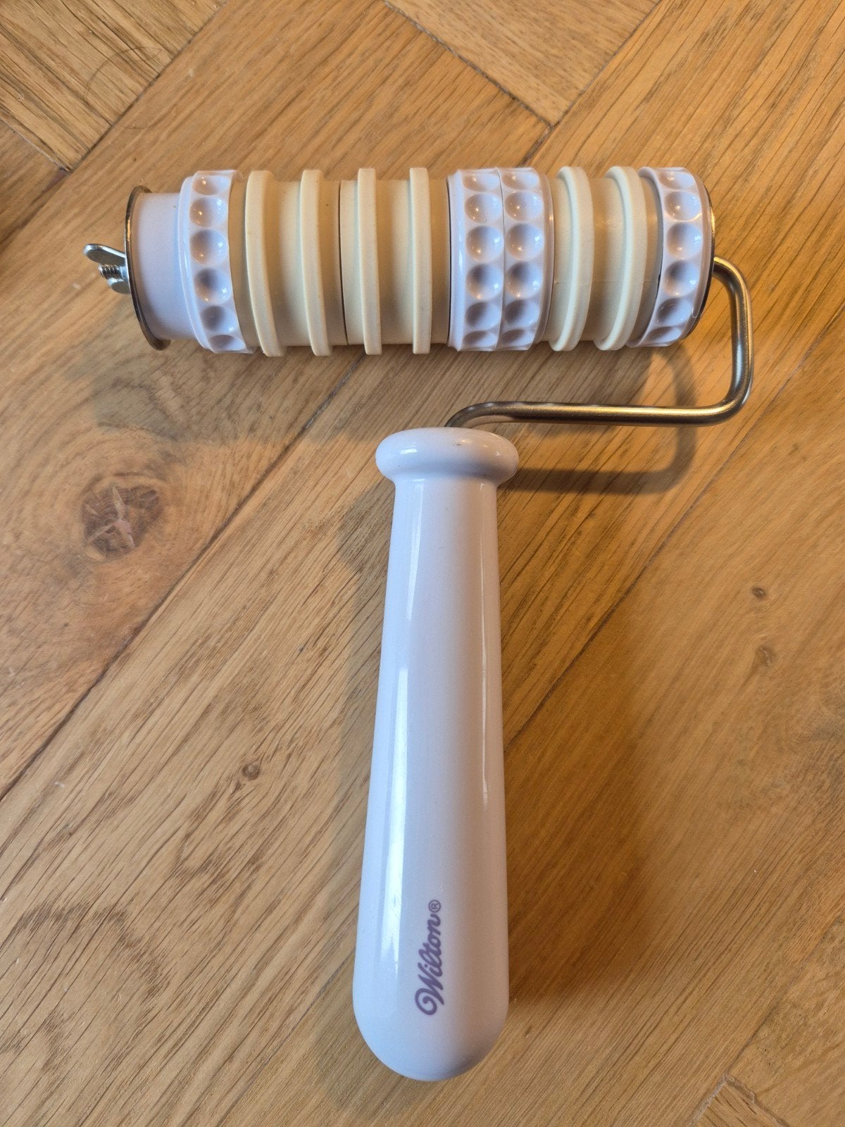 Wilton Fondant Ribbon Cutter/Embosser Set, Ophalen of Verzenden, Gebruikt, Taarten of Cupcakes, Versiering