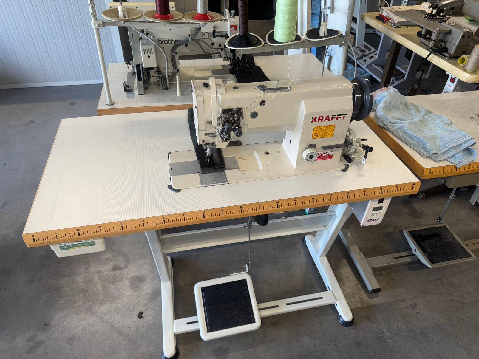 Industriele naaimachine 3voudig transport dubbel naald 9,5mm, Hobby en Vrije tijd, Naaimachines en Toebehoren, Overige merken