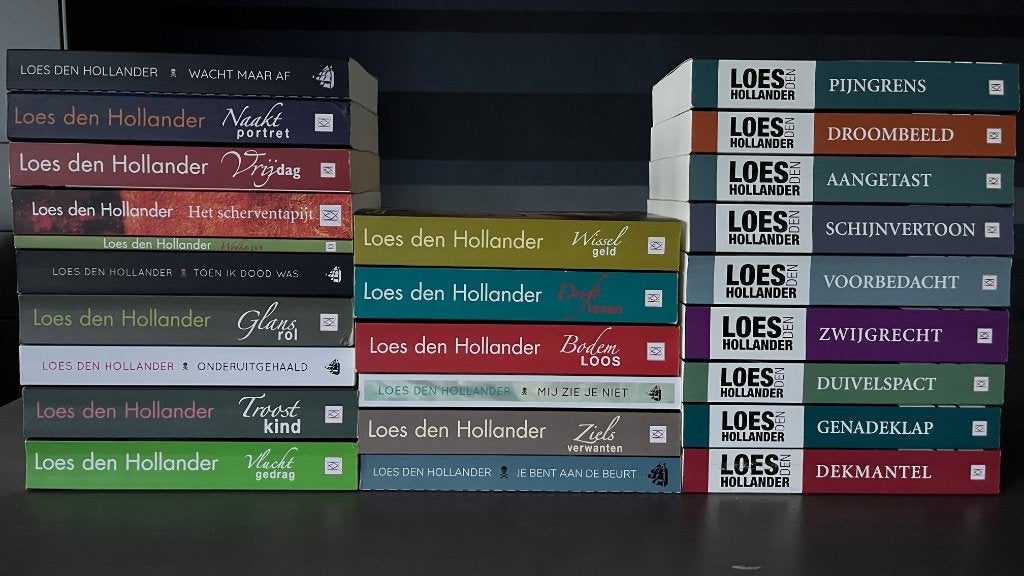26 Loes den Hollander hele serie boeken, Ophalen of Verzenden, Zo goed als nieuw, Populaire fictie