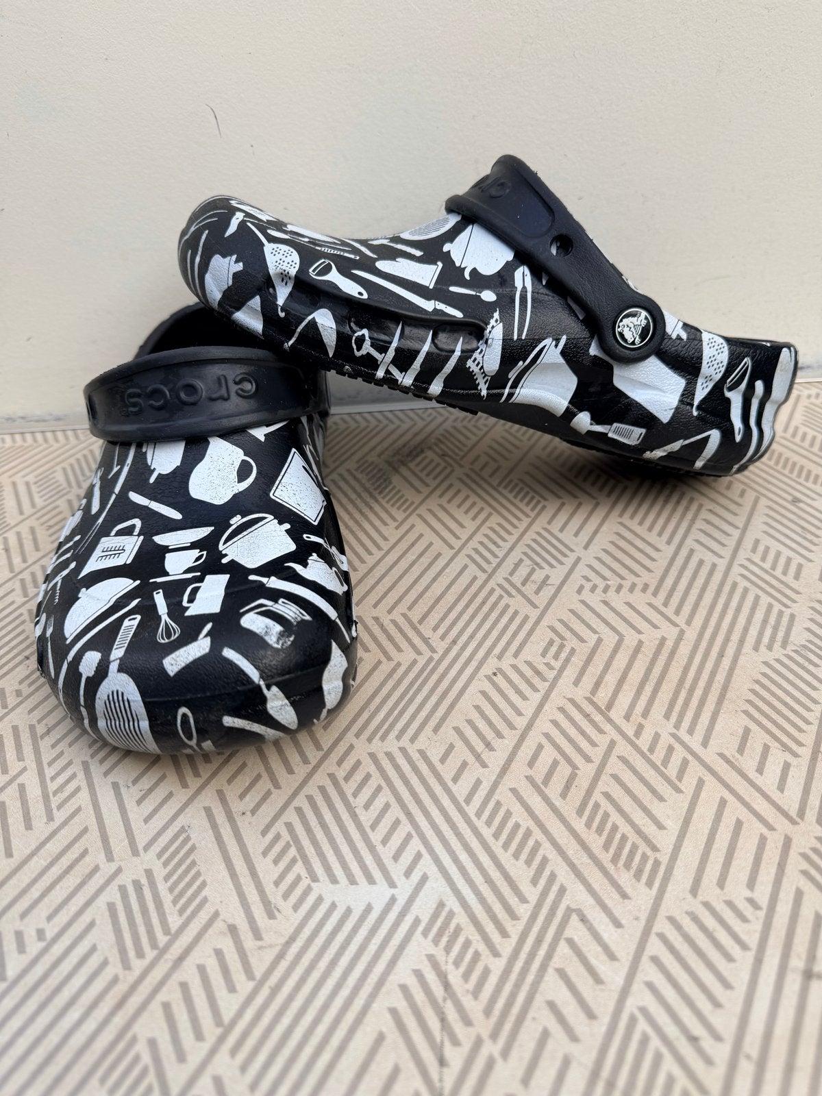 Crocs Bistro Clogs Zwart met Keukenprint Maat 38-39, Ophalen of Verzenden, Gedragen, Zwart, Slippers