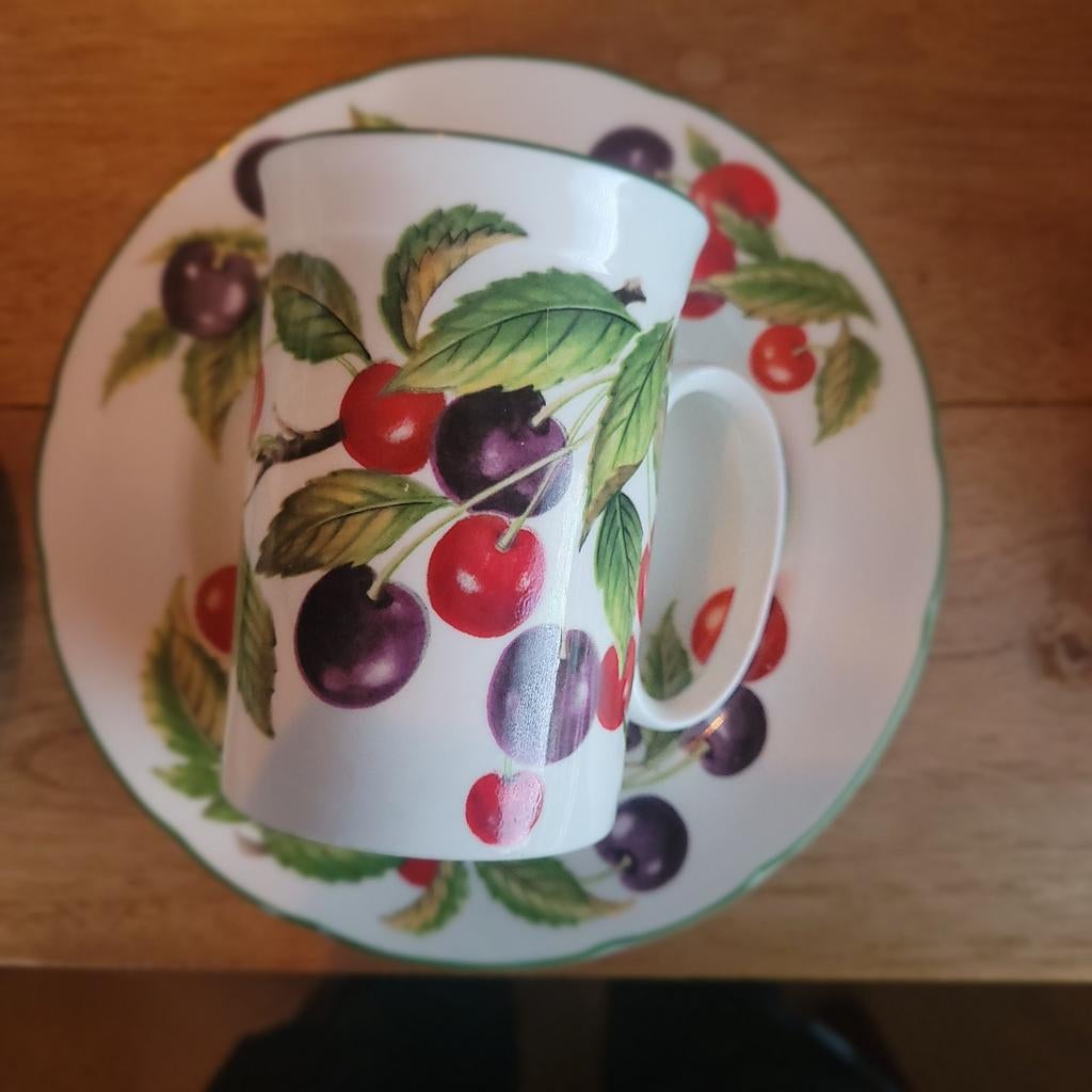 Roy Kirkham "Cherry" servies: 6 kopjes & 6 gebakbordjes, Ophalen of Verzenden, Zo goed als nieuw, Porselein, Kop(pen) en/of Schotel(s)
