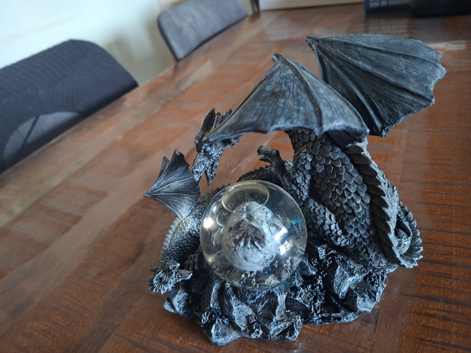 Draak met kristallen bol - Fantasy decoratie, Verzamelen, Ophalen of Verzenden, Zo goed als nieuw, Fantasy