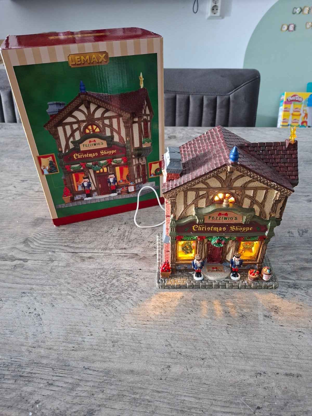 lemax fezziwigs kerstwinkel..in doos en met verlichting, Diversen, Ophalen of Verzenden, Zo goed als nieuw