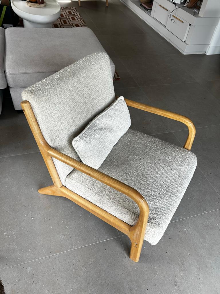 Comfortabele fauteuil met houten frame en bouclé stof, Ophalen, Gebruikt, Overige kleuren, Eén