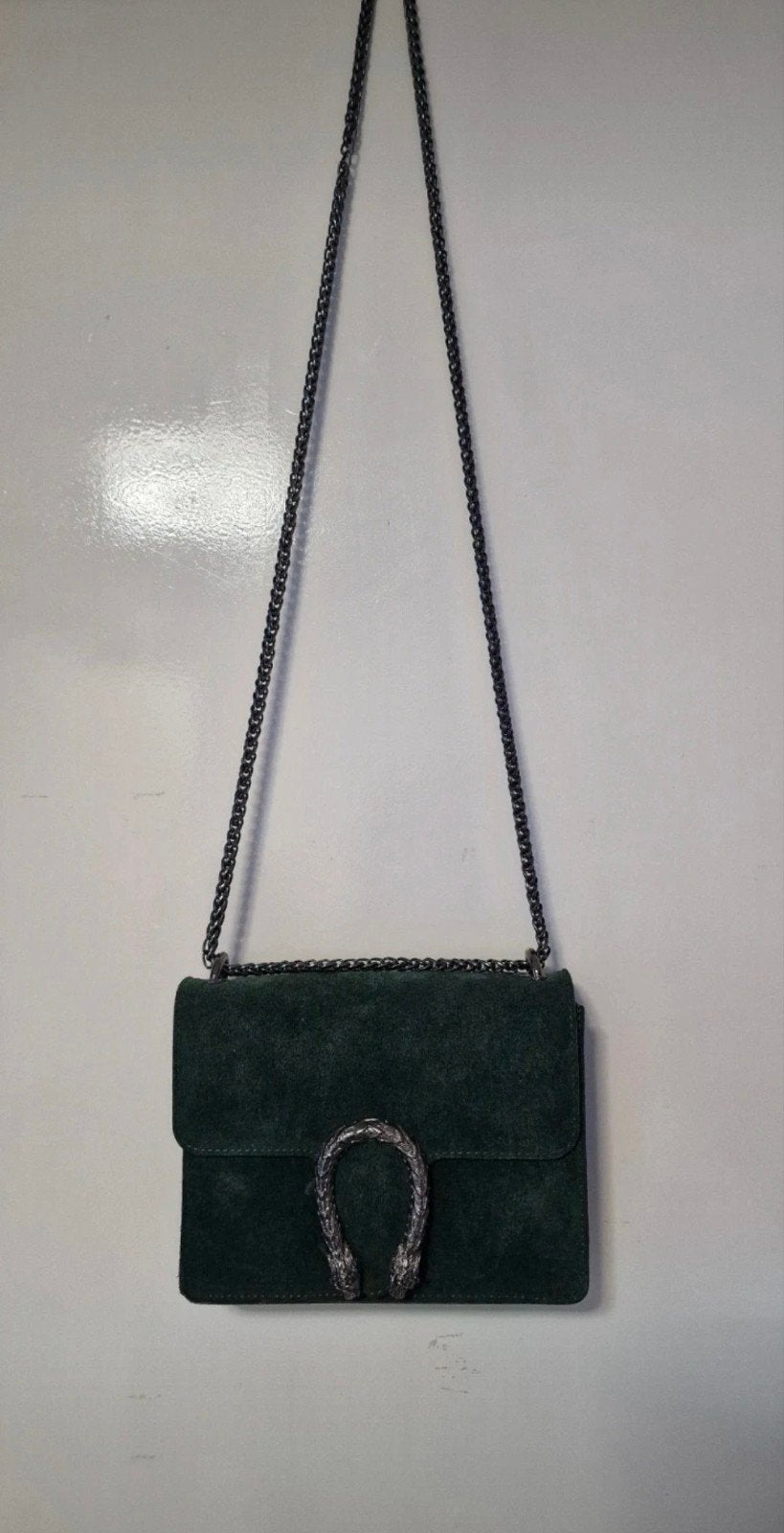 Nieuwe donkergroene suède schoudertas met ketting, Ophalen of Verzenden
