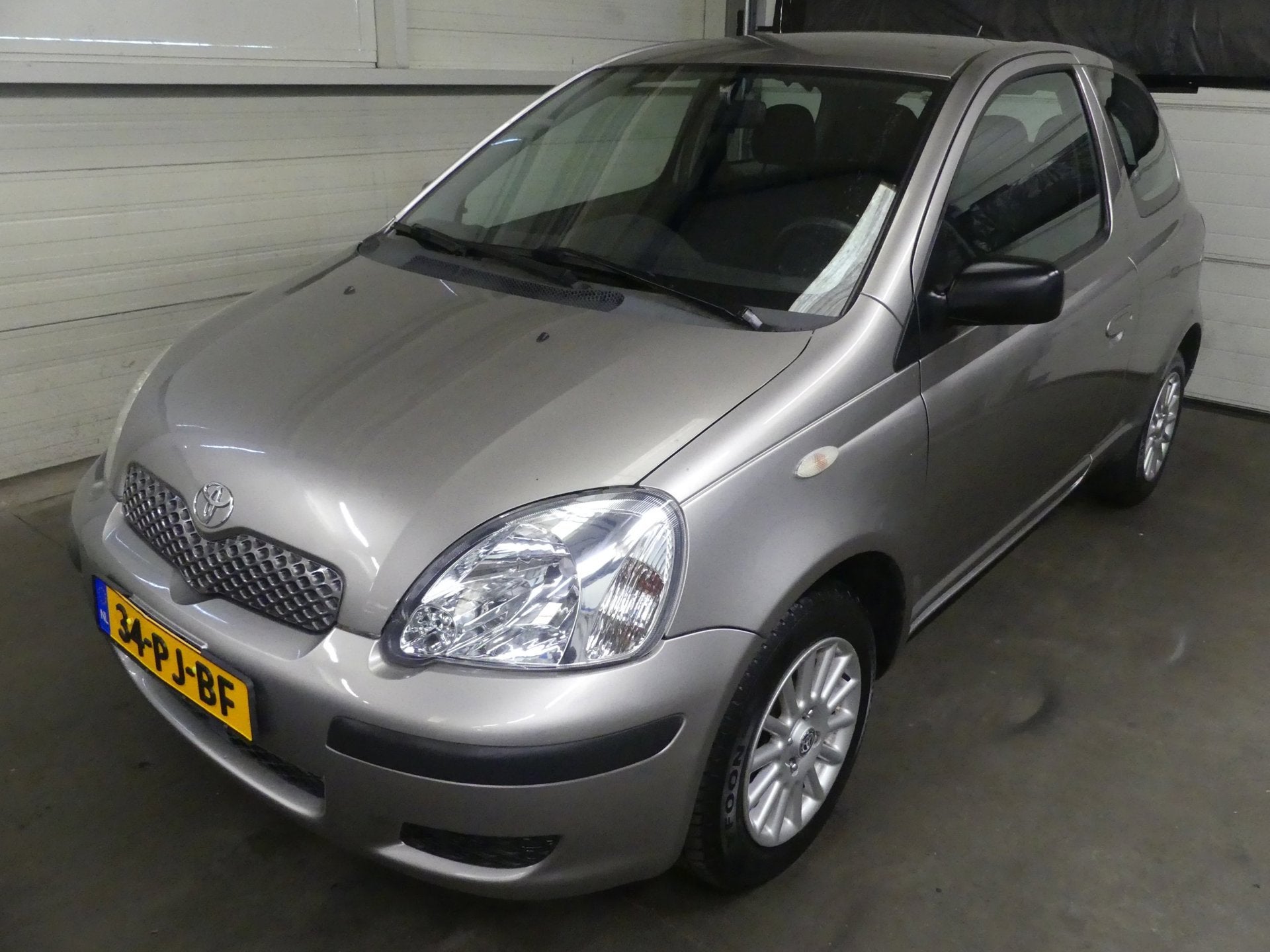 Toyota Yaris 1.0 VVT-i Idols - Trekhaak - Mooie Auto, Stof, Gebruikt, 4 cilinders, 400 kg